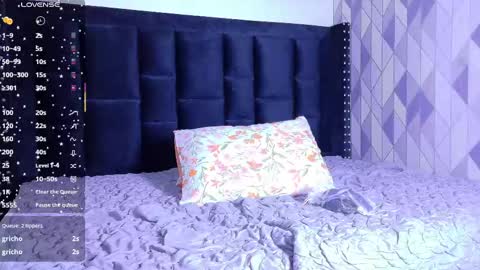 Snapshot of naturaltitss_ chatting on October 11, 7:56 pm Gwen  online show from October 11, 7:56 pm