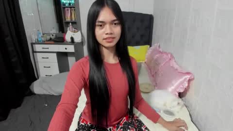 Snapshot of naughty_emmats chatting on December 19, 10:10 pm emma online show from December 19, 10:10 pm