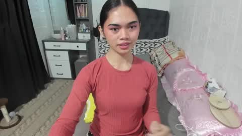 Snapshot of naughty_emmats chatting on January 4, 7:24 am emma online show from January 4, 7:24 am