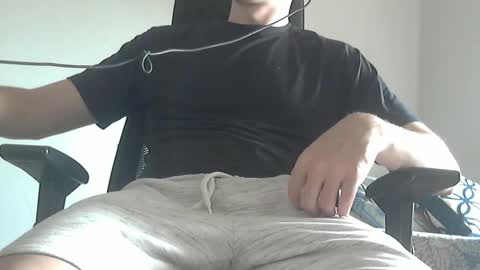 Snapshot of naughty_enzo chatting on September 27, 4:01 pm Enzo online show from September 27, 4:01 pm