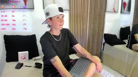 sam online show from December 17, 4:40 am