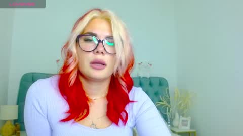 Snapshot of naughty_kittyy1 chatting on October 4, 7:34 pm Maria online show from October 4, 7:34 pm