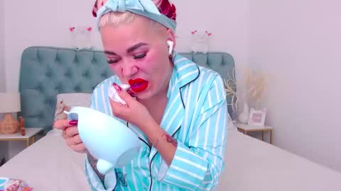 Snapshot of naughty_kittyy1 chatting on October 8, 11:41 am Maria online show from October 8, 11:41 am