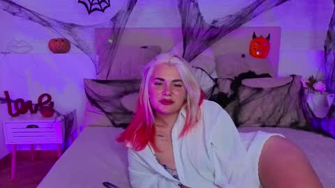 Snapshot of naughty_kittyy1 chatting on October 27, 2:10 pm Maria online show from October 27, 2:10 pm