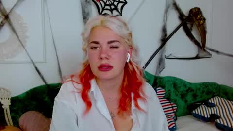 Snapshot of naughty_kittyy1 chatting on October 29, 10:33 pm Maria online show from October 29, 10:33 pm