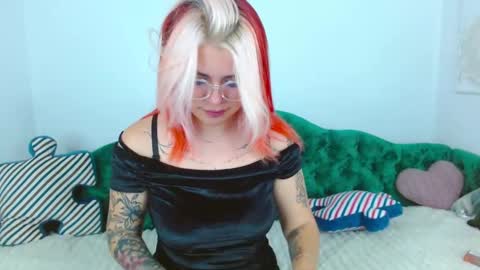 Snapshot of naughty_kittyy1 chatting on November 17, 8:47 pm Maria online show from November 17, 8:47 pm