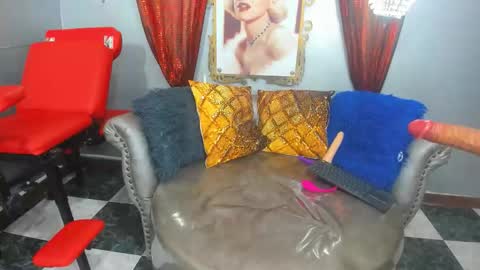 Snapshot of naughty_milf_esmeralda chatting on November 23, 3:17 am ESMERALDA online show from November 23, 3:17 am