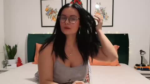 Snapshot of naughtybrunettexxx chatting on December 1, 4:40 pm NaughtyBrunetteXXX online show from December 1, 4:40 pm