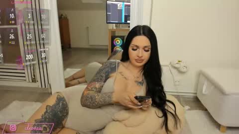 Snapshot of naughtycleo chatting on February 23, 4:10 am cleo online show from February 23, 4:10 am