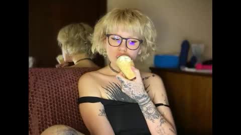 Snapshot of naughtylayla666 chatting on June 1, 11:17 pm NaughtyLayla666 online show from June 1, 11:17 pm