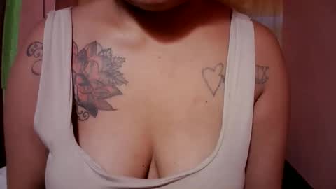 Snapshot of naughtymom_33 chatting on October 23, 8:02 am naughtymom_33 online show from October 23, 8:02 am