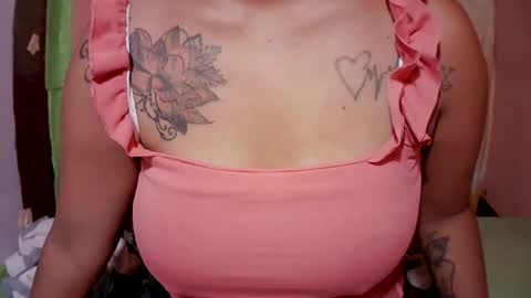 Snapshot of naughtymom_33 chatting on October 27, 8:24 pm naughtymom_33 online show from October 27, 8:24 pm