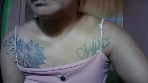 Snapshot of naughtymom_33 chatting on November 12, 8:37 am naughtymom_33 online show from November 12, 8:37 am