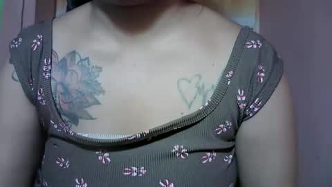 Snapshot of naughtymom_33 chatting on November 25, 5:51 am naughtymom_33 online show from November 25, 5:51 am