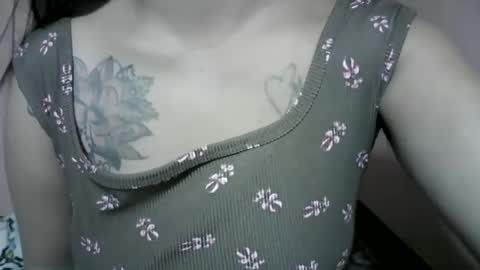 Snapshot of naughtymom_33 chatting on November 25, 5:57 pm naughtymom_33 online show from November 25, 5:57 pm