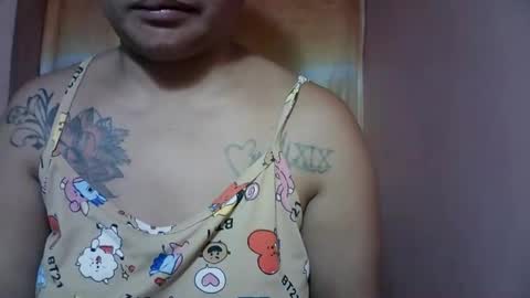 Snapshot of naughtymom_33 chatting on December 4, 7:44 pm naughtymom_33 online show from December 4, 7:44 pm