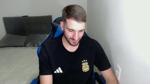 Snapshot of naugthy18boy chatting on February 5, 7:53 pm Nico online show from February 5, 7:53 pm