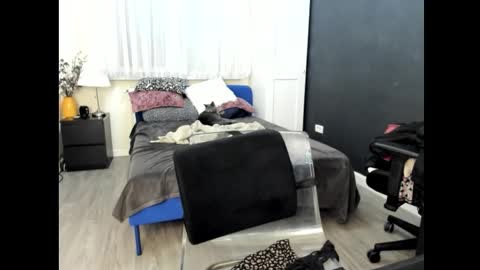 Snapshot of nauty_leila chatting on February 15, 6:54 am KimBeee online show from February 15, 6:54 am