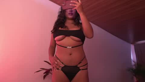 Nefertari online show from May 18, 1:28 pm