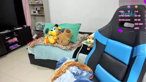 Snapshot of neeko_lol_ chatting on October 19, 5:13 pm Geek Nicole im Neeko UwU online show from October 19, 5:13 pm