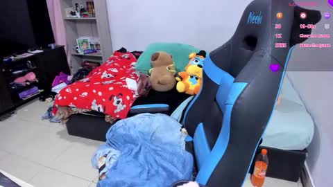 Snapshot of neeko_lol_ chatting on November 12, 4:51 pm Geek Nicole im Neeko UwU online show from November 12, 4:51 pm