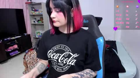 Snapshot of neeko_lol_ chatting on November 23, 1:38 am Geek Nicole im Neeko UwU online show from November 23, 1:38 am