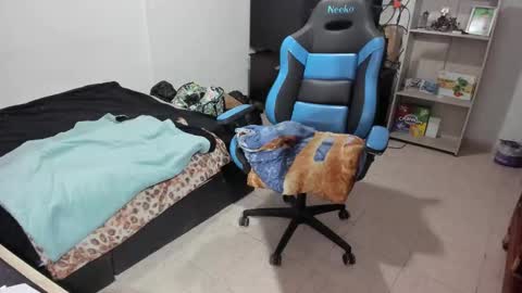 Snapshot of neeko_lol_ chatting on December 5, 2:36 pm Geek Nicole im Neeko UwU online show from December 5, 2:36 pm