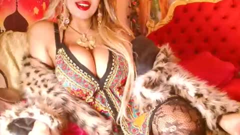 nefertari8 online show from June 11, 3:15 am