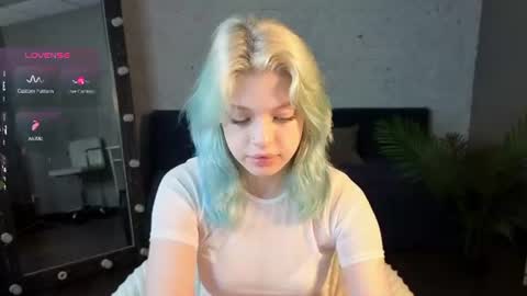 Snapshot of neondollxx chatting on June 15, 3:47 pm Monica online show from June 15, 3:47 pm