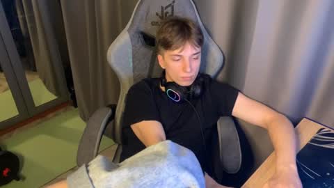 Snapshot of nevhioll chatting on December 21, 4:14 pm xssense online show from December 21, 4:14 pm