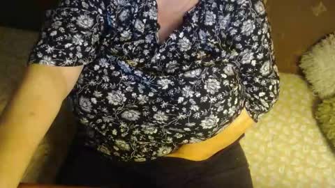 Snapshot of new_milf chatting on October 31, 8:21 pm Lilly  online show from October 31, 8:21 pm