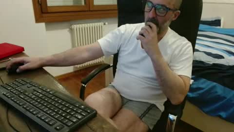 simi online show from April 3, 6:28 pm