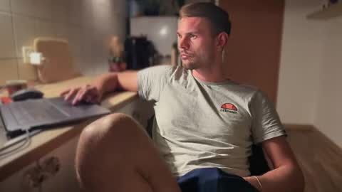 Snapshot of newbief chatting on March 8, 8:35 pm Finnr online show from March 8, 8:35 pm