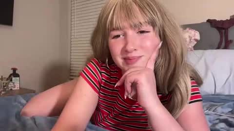 Snapshot of nextdoorlaur chatting on March 16, 1:22 am Lauren online show from March 16, 1:22 am