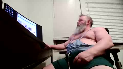 Snapshot of nhmuscledaddy chatting on December 4, 3:27 am nhmuscledaddy online show from December 4, 3:27 am