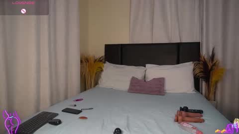 kikiNiaAria online show from March 12, 5:17 pm