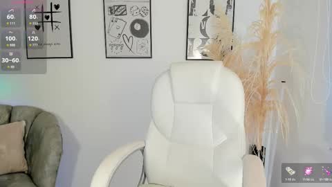 Snapshot of niaevans_x chatting on October 20, 1:00 pm Nia online show from October 20, 1:00 pm