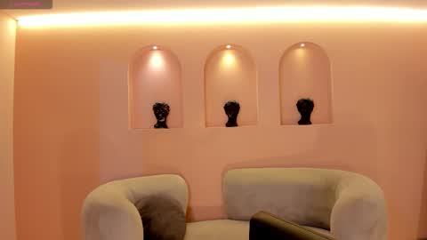 Call me Nia  online show from October 19, 11:11 am