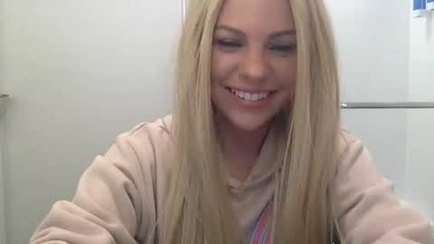 Snapshot of nicecolddrink2 chatting on February 28, 3:18 am Amber online show from February 28, 3:18 am