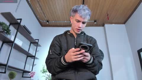 Snapshot of nick_torn chatting on February 19, 12:12 pm Nick online show from February 19, 12:12 pm