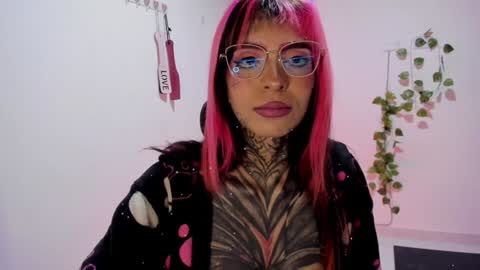 Snapshot of nicki_1 chatting on January 17, 9:06 am Help me reach 100 thumbs up online show from January 17, 9:06 am