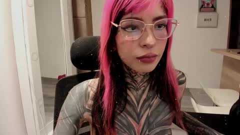 Snapshot of nicki_1 chatting on March 3, 12:37 am Help me reach 100 thumbs up online show from March 3, 12:37 am