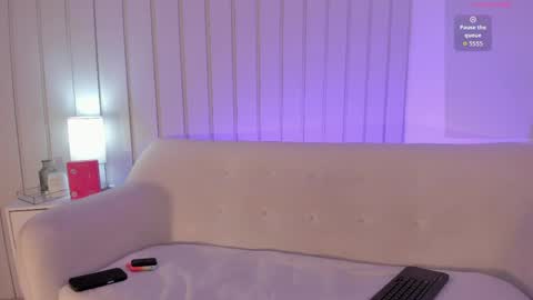 nickiwestt___ online show from April 30, 2:01 pm