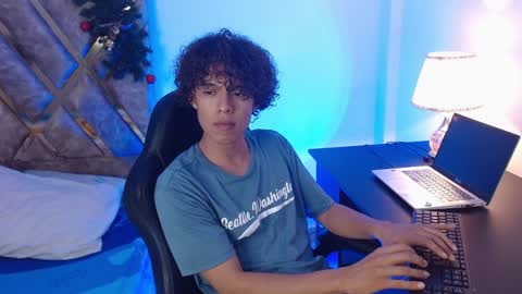 Snapshot of nickolas_moon chatting on December 28, 10:02 pm Nickolas Muoz online show from December 28, 10:02 pm