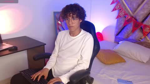 Snapshot of nickolas_moon chatting on February 17, 2:59 pm Nickolas Muoz online show from February 17, 2:59 pm