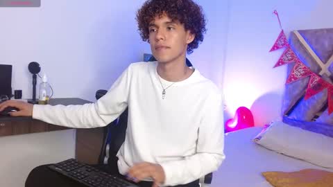 Snapshot of nickolas_moon chatting on February 17, 9:08 pm Nickolas Muoz online show from February 17, 9:08 pm