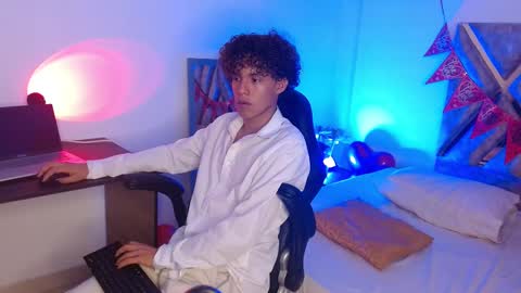 Snapshot of nickolas_moon chatting on February 18, 6:04 pm Nickolas Muoz online show from February 18, 6:04 pm