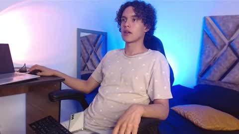 Snapshot of nickolas_moon chatting on February 26, 3:52 pm Nickolas Muoz online show from February 26, 3:52 pm