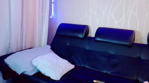 nicky_oli online show from March 2, 6:30 pm