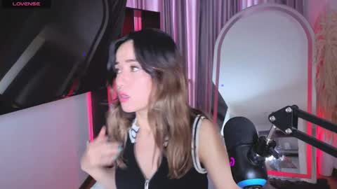 Snapshot of nickywindsor chatting on October 2, 6:37 pm Nicky online show from October 2, 6:37 pm